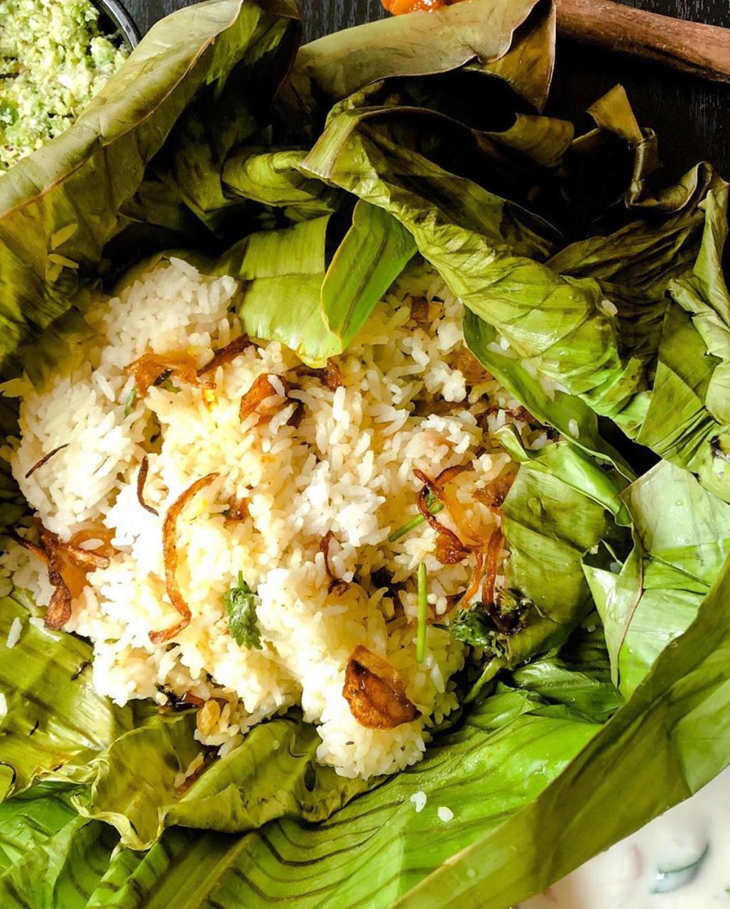 Kizhi biryani — Thalassery-style Malabar biryani tied inside a banana-leaf parcel, served at Café Malabar Singapore.